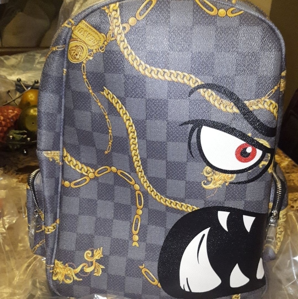 🚫SOLD!!🚫Sharkmouth Gold chain backpack - Picture 5 of 8